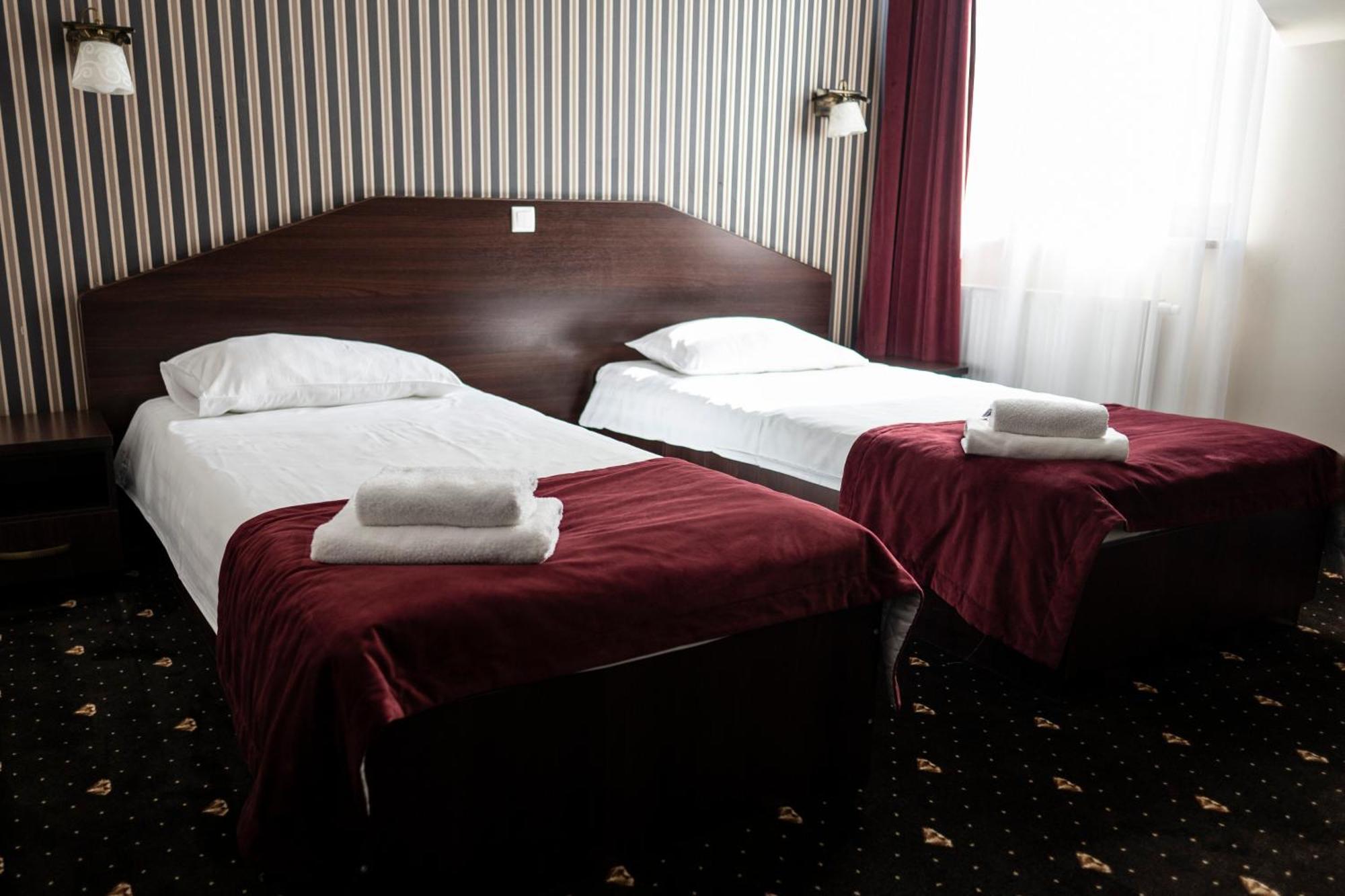 Hotel Podzamcze กูรากัลวาเรีย ภายนอก รูปภาพ